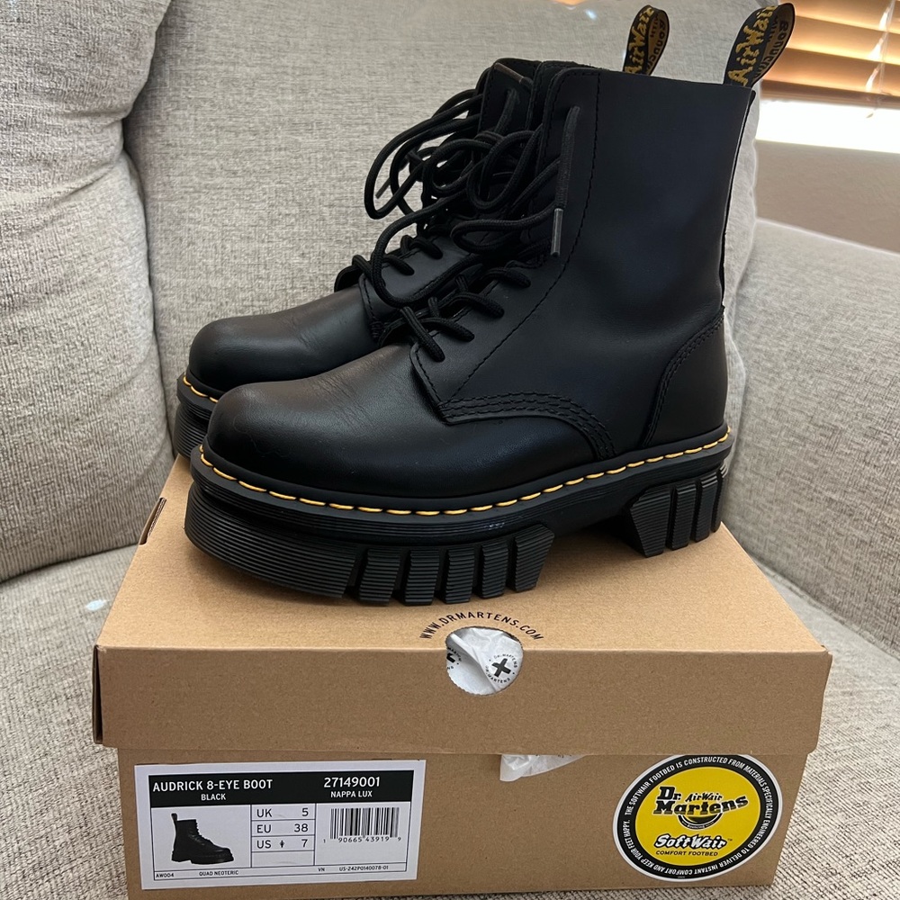 Dr. Martens audrick 8-eye boot size US 7